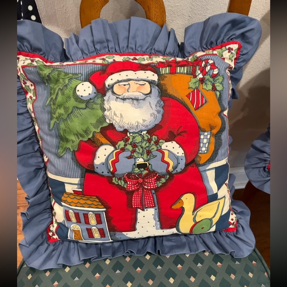 Vintage handmade Susan Winget Santa ruffle pillow set. Set of 2. EUC! - Picture 2 of 7